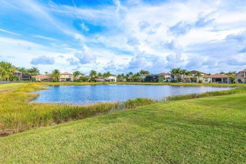 House in Delray Beach, Florida 4 bedrooms, 282.61 sq.m. № 1050191 - photo 7