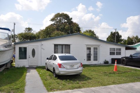 House in Hialeah, Florida 7 bedrooms, 182.27 sq.m. № 1059601 - photo 5