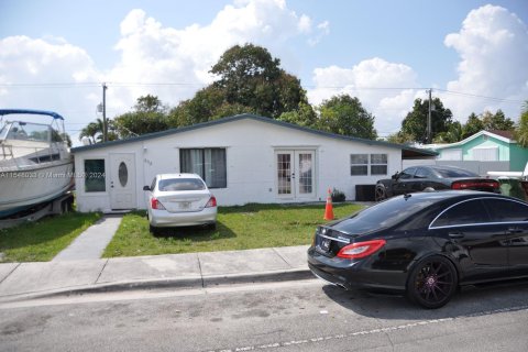 Casa en venta en Hialeah, Florida, 7 dormitorios, 182.27 m2 № 1059601 - foto 1