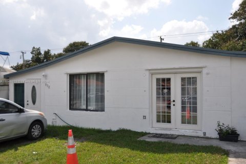 Casa en venta en Hialeah, Florida, 7 dormitorios, 182.27 m2 № 1059601 - foto 12