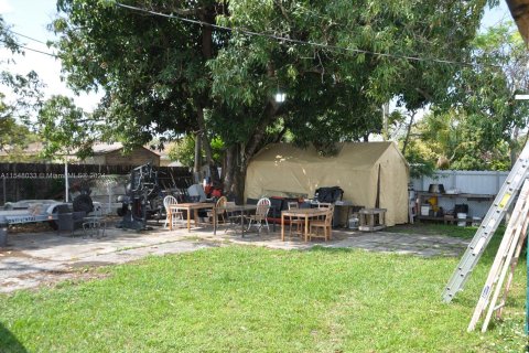 House in Hialeah, Florida 7 bedrooms, 182.27 sq.m. № 1059601 - photo 11