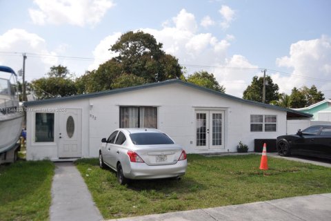 House in Hialeah, Florida 7 bedrooms, 182.27 sq.m. № 1059601 - photo 6