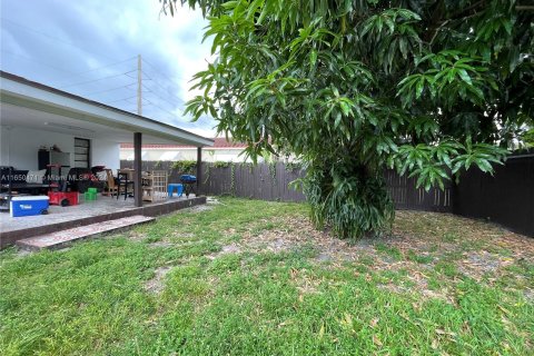 House in Miami, Florida 4 bedrooms, 182.92 sq.m. № 1370669 - photo 6