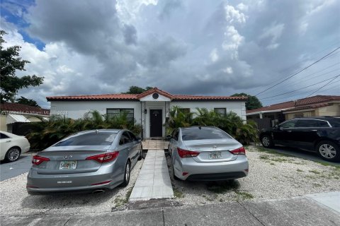 House in Miami, Florida 4 bedrooms, 182.92 sq.m. № 1370669 - photo 1