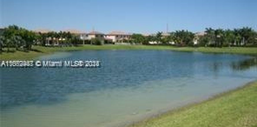 Villa ou maison à Cutler Bay, Floride 4 chambres, 205.78 m2 № 1370621