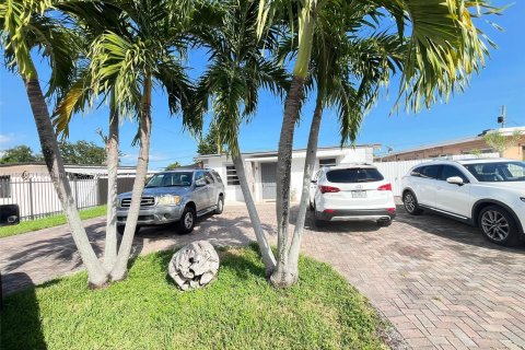 Casa en venta en Miami, Florida, 4 dormitorios, 204.01 m2 № 1370668 - foto 1