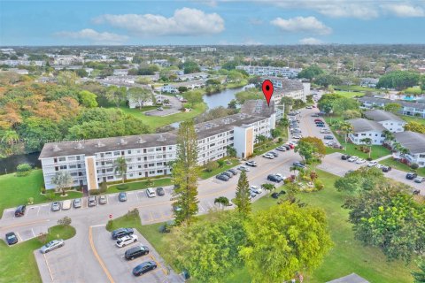 Condo in Deerfield Beach, Florida, 2 bedrooms  № 1325895 - photo 1