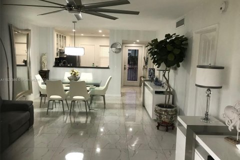 Copropriété à vendre à Hallandale Beach, Floride: 2 chambres, 120.77 m2 № 1242298 - photo 1