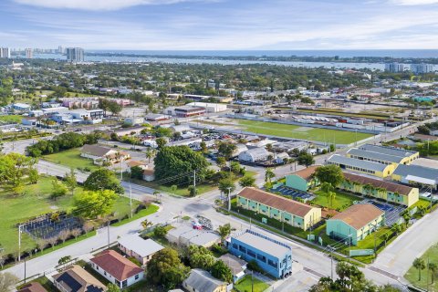 Villa ou maison à vendre à West Palm Beach, Floride: 2 chambres, 73.21 m2 № 1057100 - photo 1