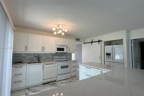 Condo in Weston, Florida, 3 bedrooms  № 1357302 - photo 8