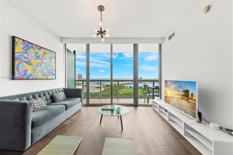 Condo in Miami, Florida, 1 bedroom  № 1356762 - photo 1