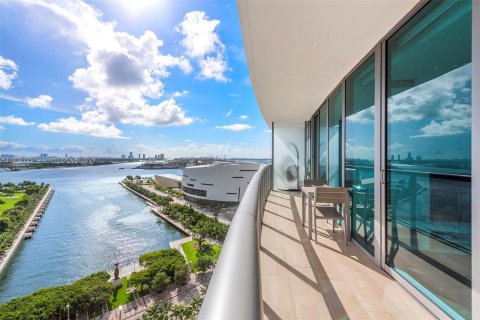 Condo in Miami, Florida, 1 bedroom  № 1356762 - photo 11