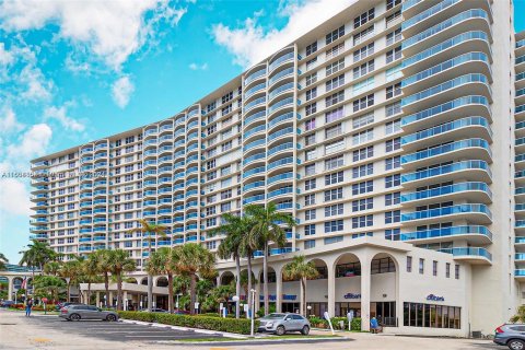 Condo in Hollywood, Florida, 1 bedroom  № 1224972 - photo 1