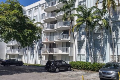 Condo in Miami, Florida, 2 bedrooms  № 1397031 - photo 2