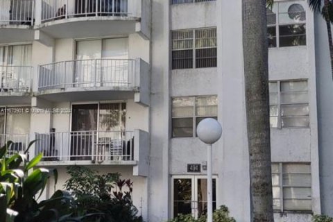 Condo in Miami, Florida, 2 bedrooms  № 1397031 - photo 1