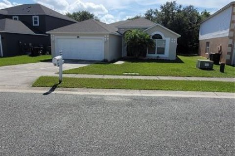 House in Haines City, Florida 3 bedrooms, 149.76 sq.m. № 1386693 - photo 1