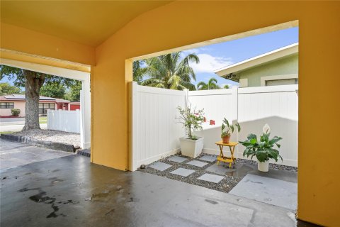 House in Fort Lauderdale, Florida 3 bedrooms, 140.56 sq.m. № 1055082 - photo 9