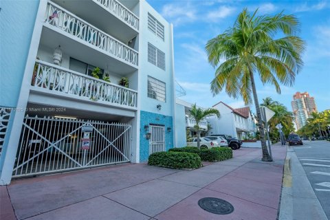 Condo in Miami Beach, Florida, 1 bedroom  № 1397008 - photo 2