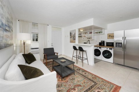 Condo in Miami Beach, Florida, 1 bedroom  № 1397008 - photo 12