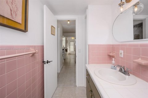 Condo in Miami Beach, Florida, 1 bedroom  № 1397008 - photo 22