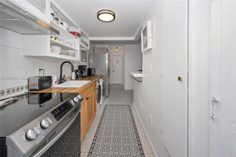 Condo in Miami Beach, Florida, 1 bedroom  № 1397008 - photo 17