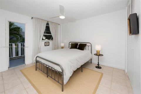 Condo in Miami Beach, Florida, 1 bedroom  № 1397008 - photo 18