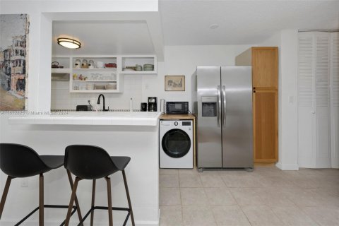 Condo in Miami Beach, Florida, 1 bedroom  № 1397008 - photo 13