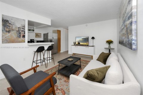 Condo in Miami Beach, Florida, 1 bedroom  № 1397008 - photo 11