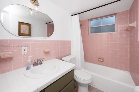 Condo in Miami Beach, Florida, 1 bedroom  № 1397008 - photo 21