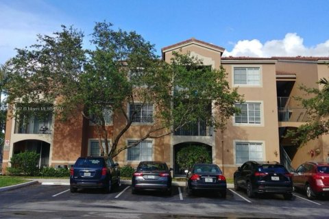 Condo in Tamarac, Florida, 2 bedrooms  № 1397058 - photo 1