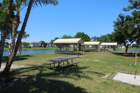 Condo in West Palm Beach, Florida, 2 bedrooms  № 1022133 - photo 4