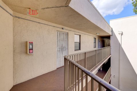 Condo in Tamarac, Florida, 1 bedroom  № 1022255 - photo 11