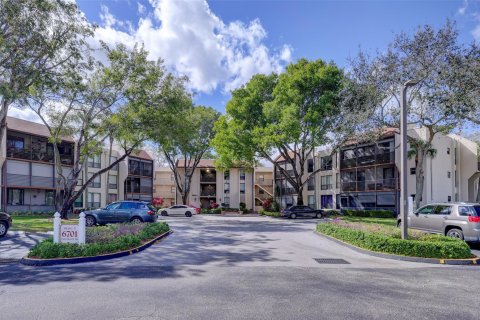 Condominio en venta en Tamarac, Florida, 1 dormitorio, 74.32 m2 № 1022255 - foto 14