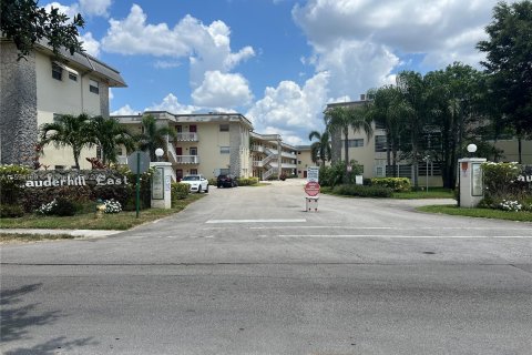 Condo in Lauderhill, Florida, 2 bedrooms  № 1206196 - photo 2