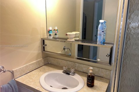 Condo in Lauderhill, Florida, 2 bedrooms  № 1206196 - photo 17