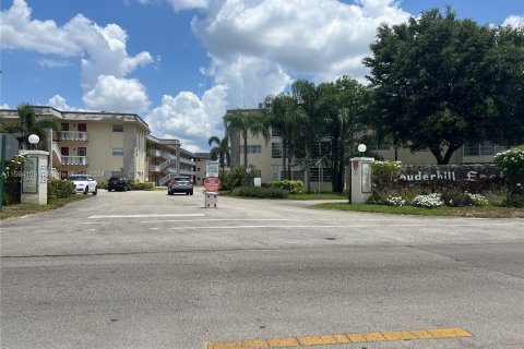 Condo in Lauderhill, Florida, 2 bedrooms  № 1206196 - photo 1