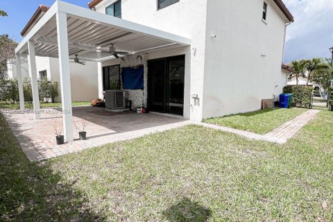 House in Miramar, Florida 3 bedrooms, 162.76 sq.m. № 1077342 - photo 12