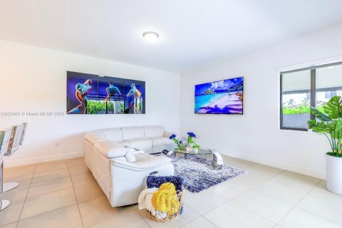 Villa ou maison à vendre à Miami, Floride: 4 chambres, 233.28 m2 № 1293905 - photo 7