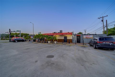 Commercial property in Miami, Florida № 1228042 - photo 3