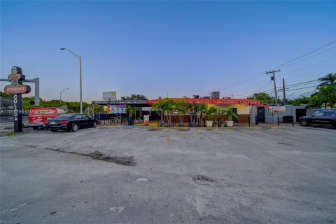 Commercial property in Miami, Florida № 1228042 - photo 4