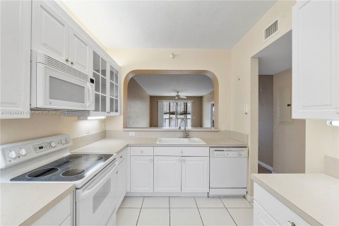 Condo in Tamarac, Florida, 2 bedrooms  № 1304796 - photo 9