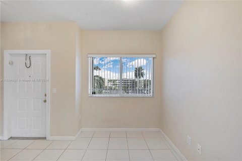 Condo in Tamarac, Florida, 2 bedrooms  № 1304796 - photo 6