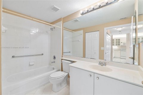 Condo in Tamarac, Florida, 2 bedrooms  № 1304796 - photo 13