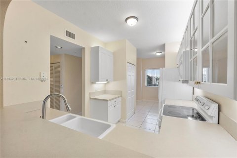 Condo in Tamarac, Florida, 2 bedrooms  № 1304796 - photo 1