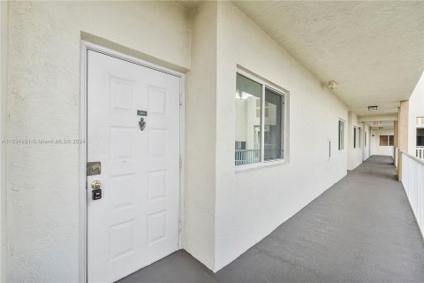 Condo in Tamarac, Florida, 2 bedrooms  № 1304796 - photo 11