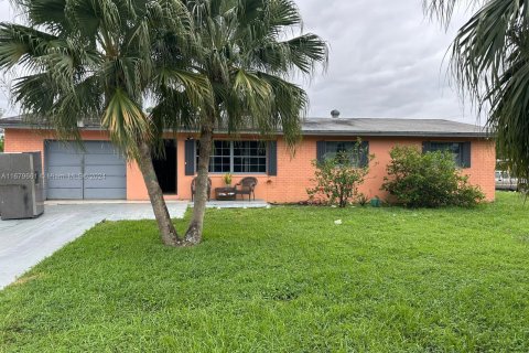 House in Lake Worth, Florida 3 bedrooms, 111.11 sq.m. № 1409012 - photo 1