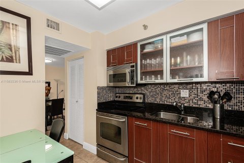 Condo in Aventura, Florida, 2 bedrooms  № 1098261 - photo 17