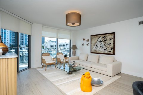 Condominio en venta en North Miami Beach, Florida, 2 dormitorios, 156.26 m2 № 1375848 - foto 4