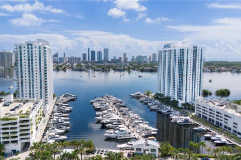 Condominio en venta en North Miami Beach, Florida, 2 dormitorios, 156.26 m2 № 1375848 - foto 1