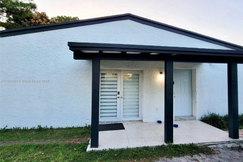 Adosado en venta en Miami Gardens, Florida, 4 dormitorios, 113.99 m2 № 1375811 - foto 1